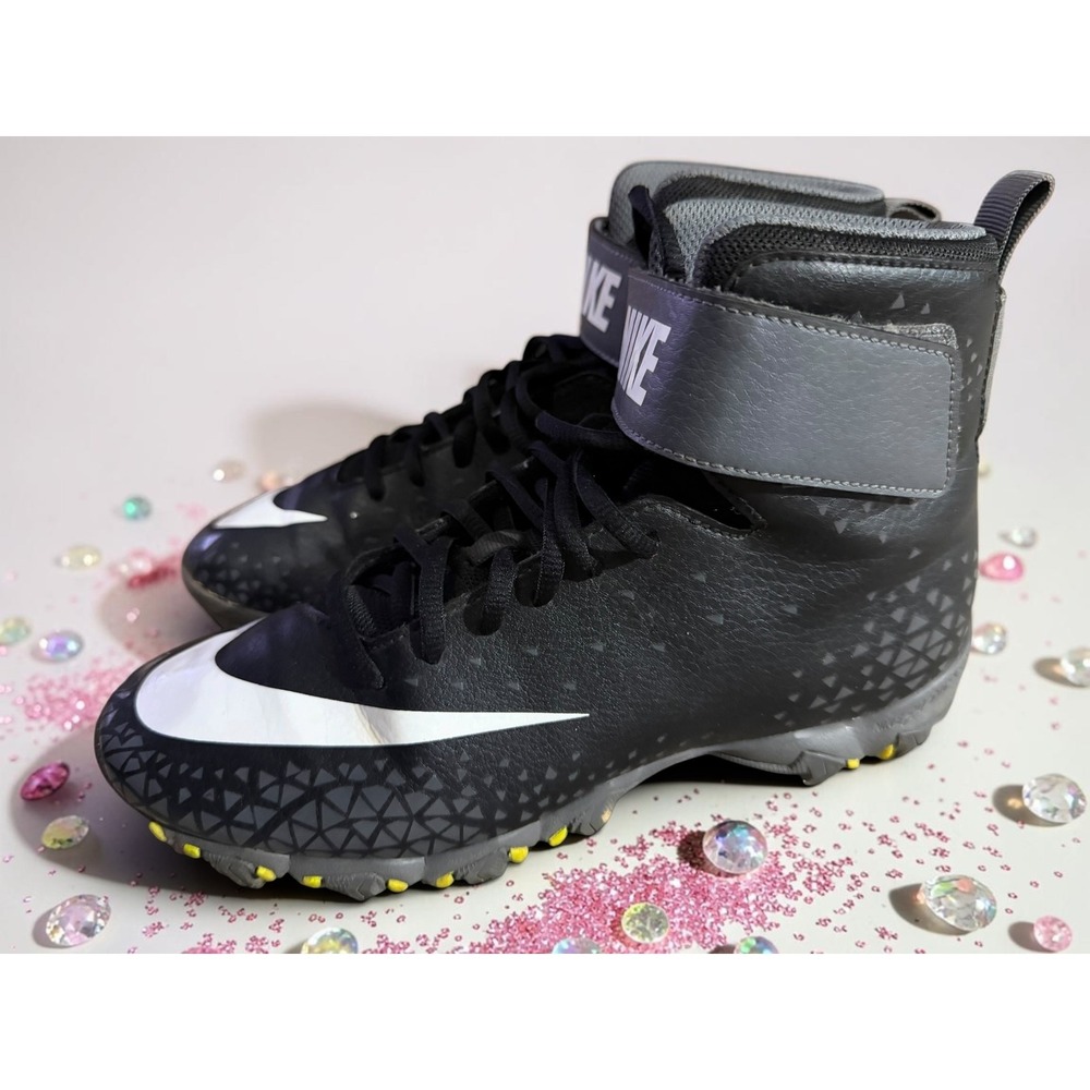 Nike - Force Savage Shark Football Cleats - Kids Size: 6Y